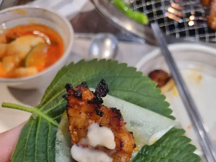 깻잎에 싸 먹는 숯불 닭갈비 한 점