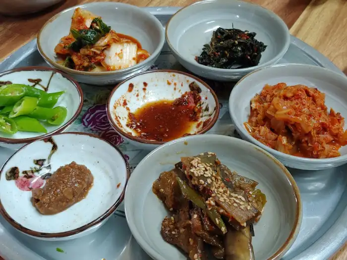 다양한 밑반찬들이 정갈하게 담겨 있는 모습