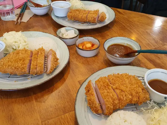 테이블에 차려진 돈까스 세트