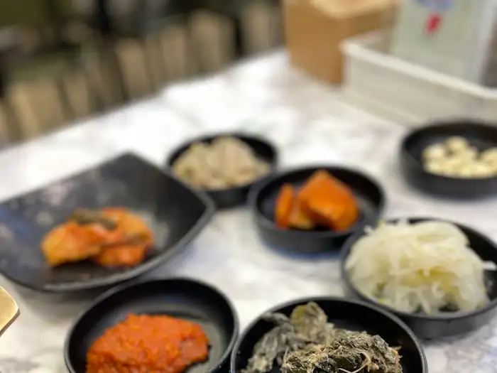 돼지갈비와 함께 나온 여러 가지 밑반찬들