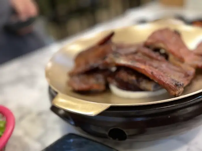 고체 연료 위에 올려져 나오는 돼지갈비