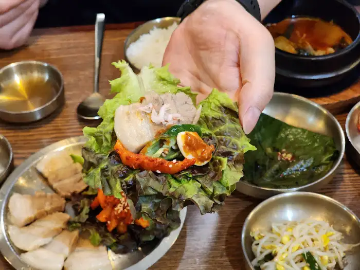 정갈하게 담겨 나온 쌈채소와 보쌈