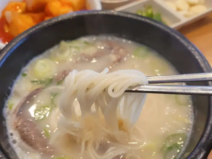 젓가락으로 집은 설렁탕 면발