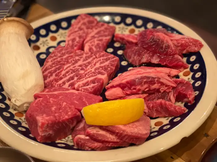 다양한 부위의 신선한 소고기 플레이트