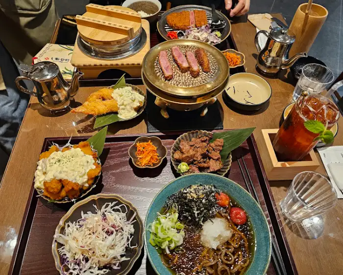 다양한 메뉴가 차려진 테이블