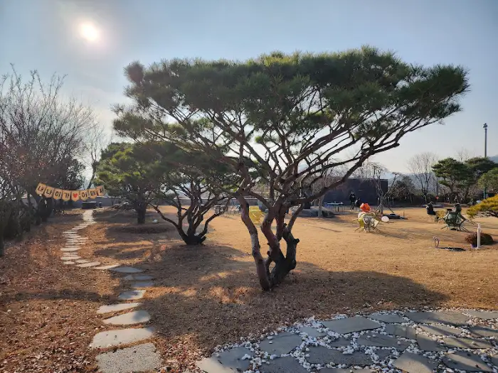 카페 전경과 정원