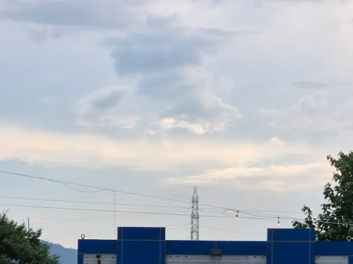 카페 지붕과 하늘