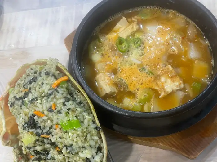 따끈한 된장찌개와 날치알 볶음밥