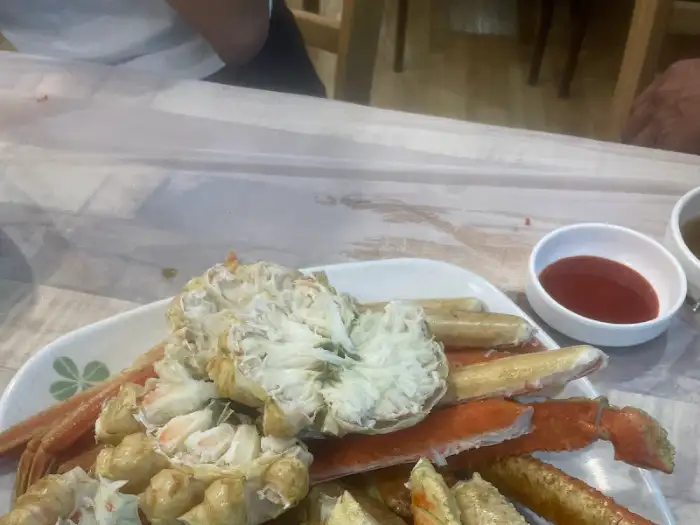 푸짐하게 차려진 대게 한상