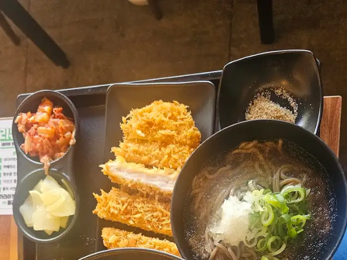 모듬카츠와 곁들임 반찬, 그리고 소바 한 그릇