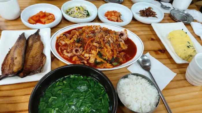 일반 탕수육과 곁들임 반찬들
