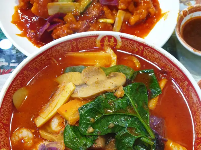 풍성하게 차려진 중국 요리
