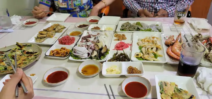 테이블에 가득 채워진 음식들
