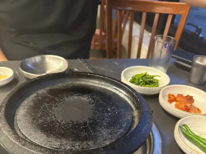곱창구이를 위한 불판과 기본 찬