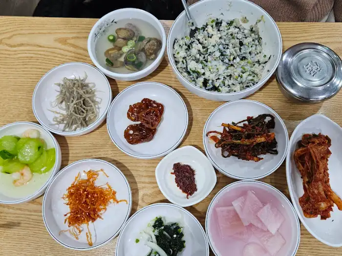 다양한 나물과 비빔밥 재료들이 담긴 그릇들
