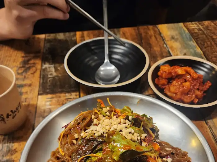 음식이 세팅된 식탁 모습