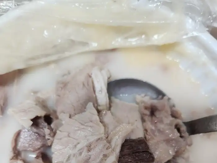 국물에 잠긴 큼직한 돼지고기 조각들
