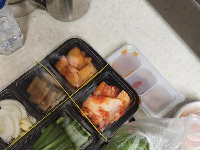 정갈하게 담긴 밑반찬의 디테일