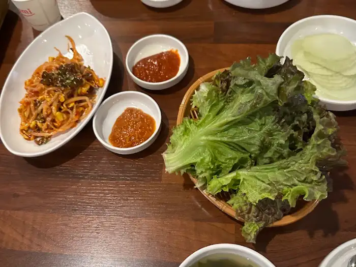 신선한 쌈 채소와 소스