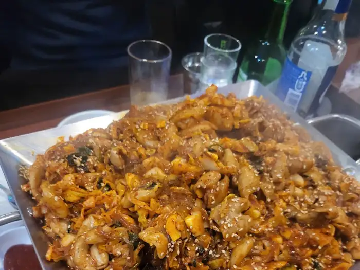 완성된 야채곱창과 소주