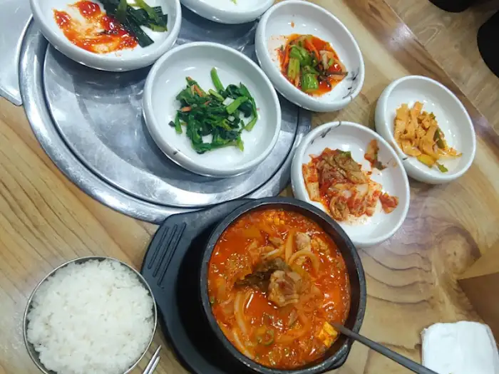 잘 구워진 오겹살과 신선한 채소, 그리고 곁들임 반찬