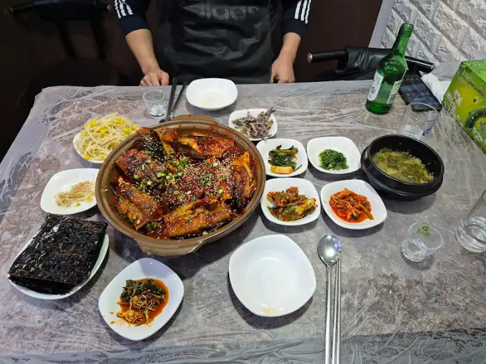 다양한 밑반찬과 메인 요리