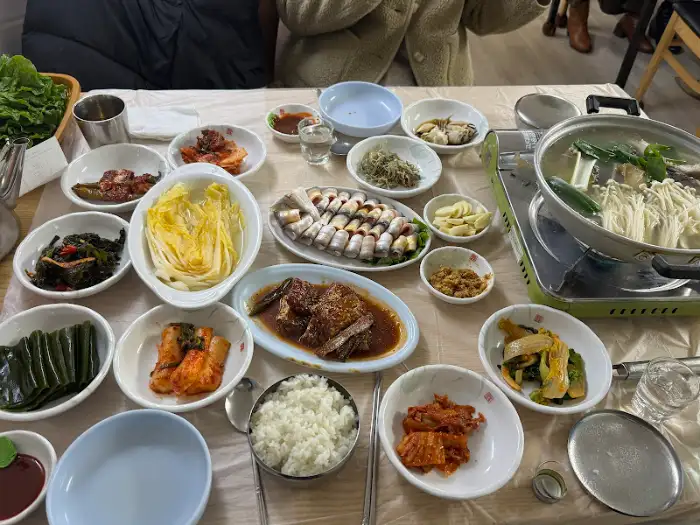 다양한 메뉴가 있는 식당 내부