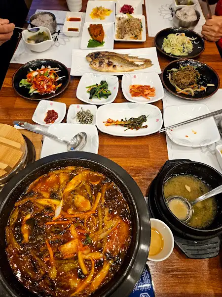 식탁에 차려진 여러 음식들