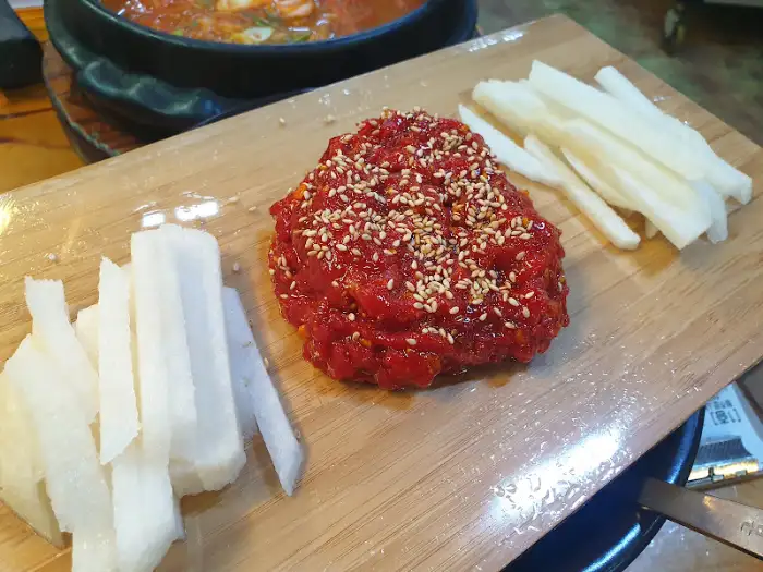 정갈하게 담긴 육회와 곁들임 찬.