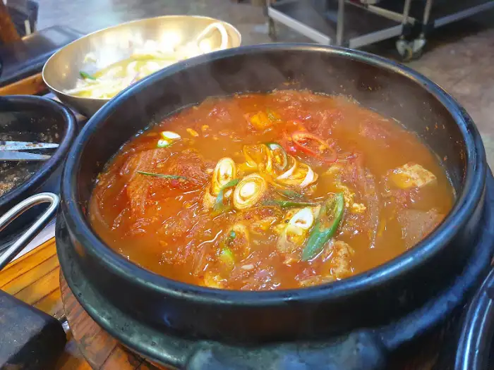 김치찌개 모습, 김치와 고기가 푸짐하게 들어있다.