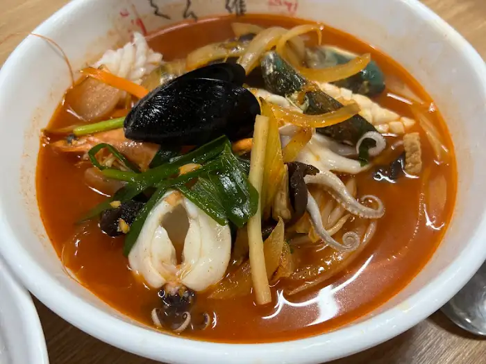 싱싱한 해물이 가득 담긴 짬뽕