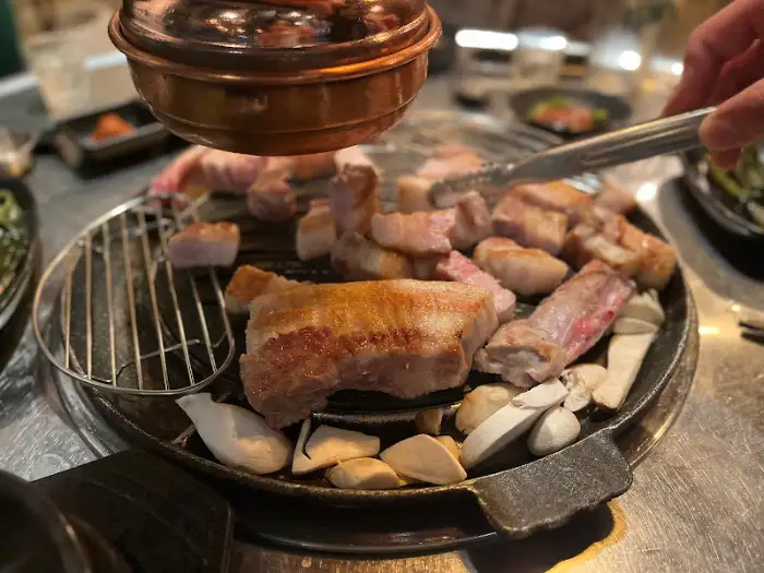참숯 위에서 구워지는 생갈비