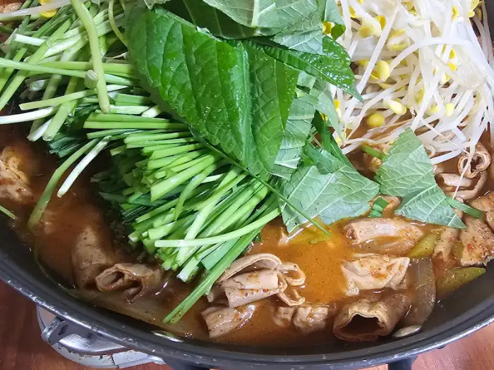 신선한 채소와 곱창이 어우러진 곱창전골