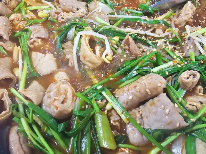 다양한 재료가 듬뿍 들어간 곱창전골