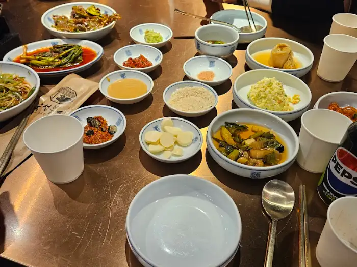 다양한 밑반찬과 소스가 차려진 테이블