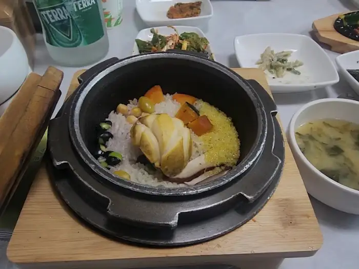 테이블에 차려진 다양한 음식들