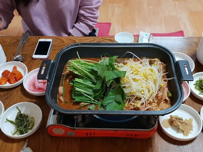 깔끔하게 차려진 테이블 세팅