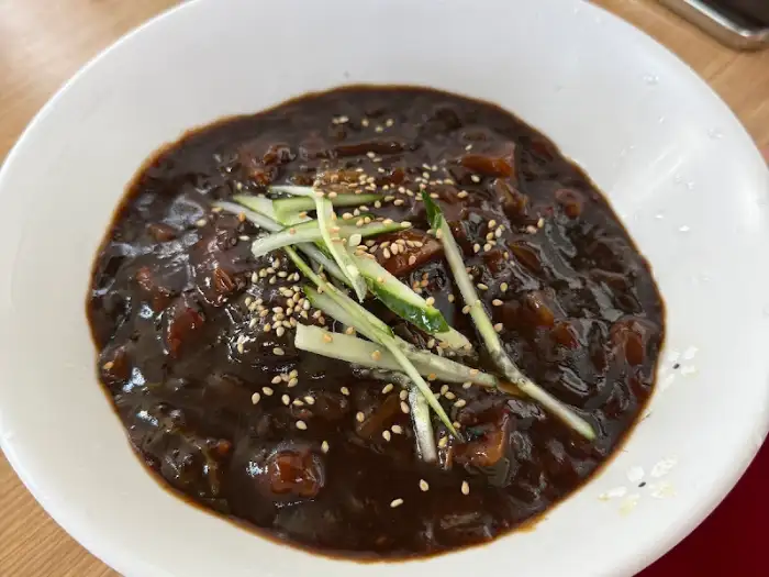 검은 소스 덮인 짜장면