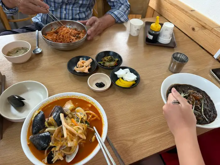다양한 음식들이 차려진 테이블