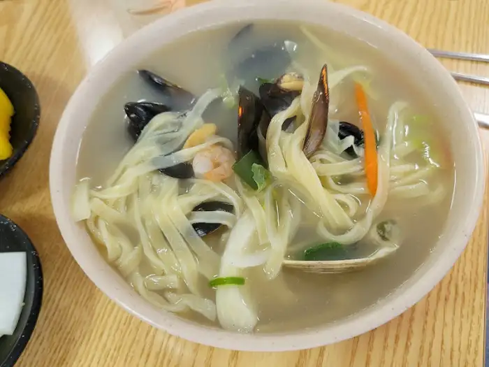 맑은 국물의 칼국수