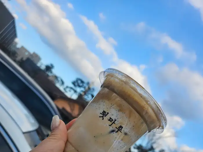 툇마루커피 이름이 새겨진 테이크아웃 컵