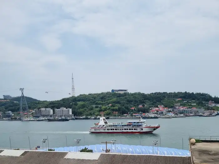 창밖으로 보이는 여수 바다 풍경