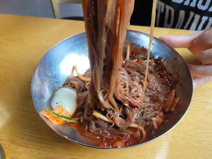 매콤한 비빔냉면