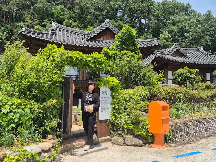 정원을 배경으로 한 한옥의 모습