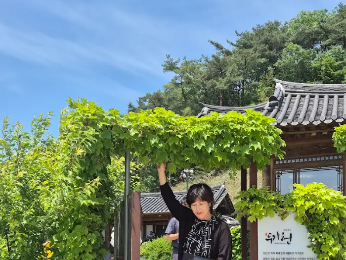 한옥 지붕 아래 서 있는 사람
