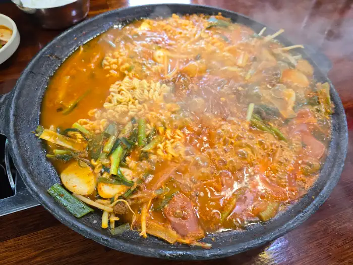 보글보글 끓고 있는 부대찌개 속 라면과 건더기