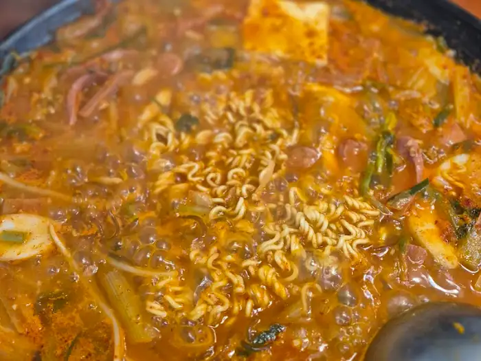 부대찌개 속 꼬들꼬들한 라면사리 클로즈업