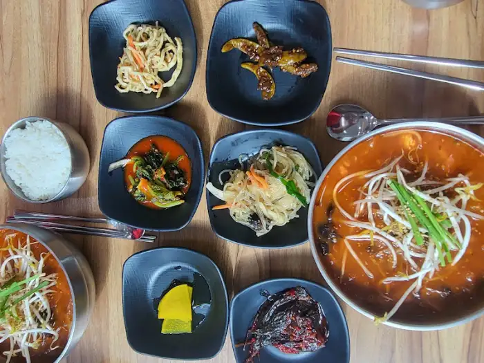 다양한 밑반찬과 밥, 짬뽕순두부가 차려진 상차림
