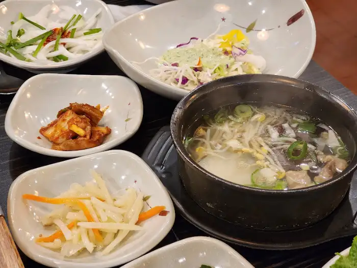 푸짐한 밑반찬과 찌개
