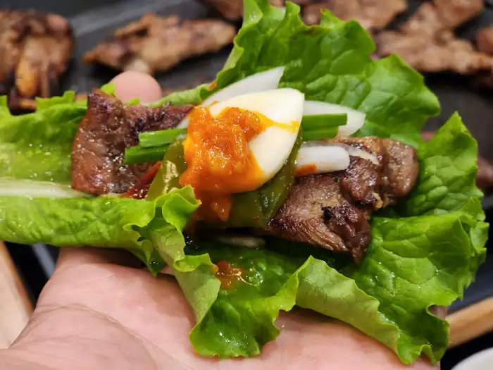 신선한 쌈 채소에 싸먹는 돼지갈비